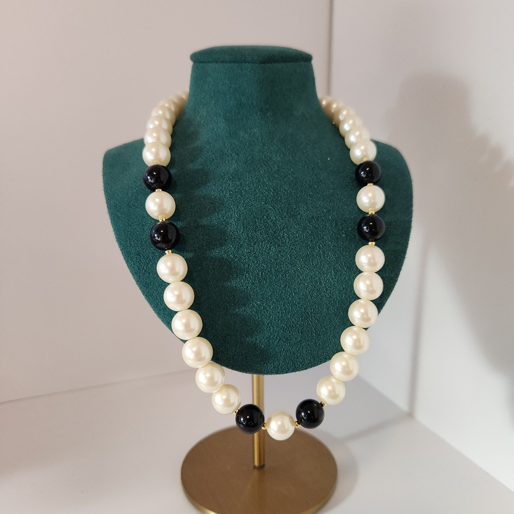 Vintage Style Faux Pearl Necklace Black and White Gold Tone Lobster Clasp
